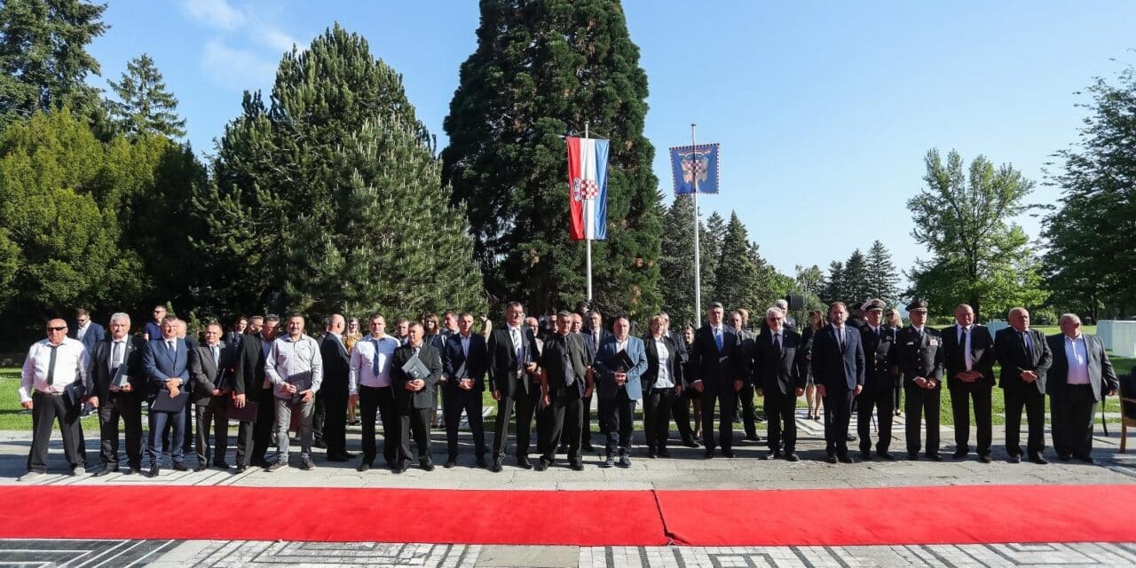 Zagreb: Zoran Milanović odlikovao pripadnike 2. gardijske brigade “Gromovi”