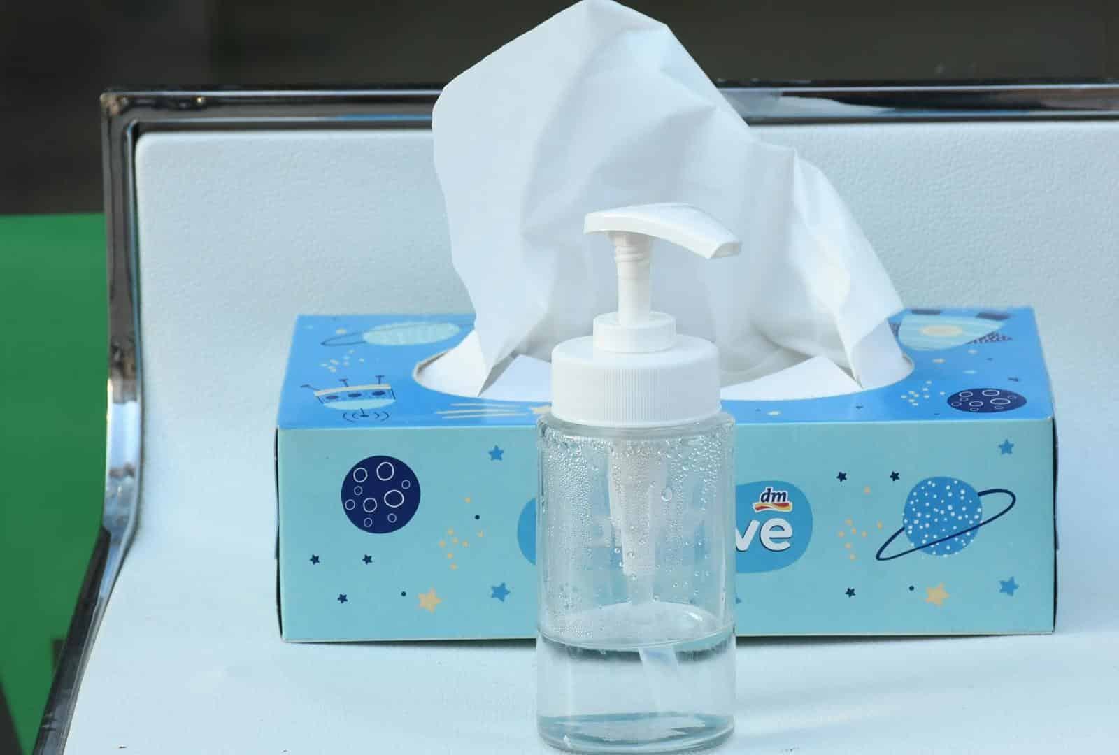 Trgovci u Sisku ispred trgovina postavili zaštitna sredstva protiv širenja virusa