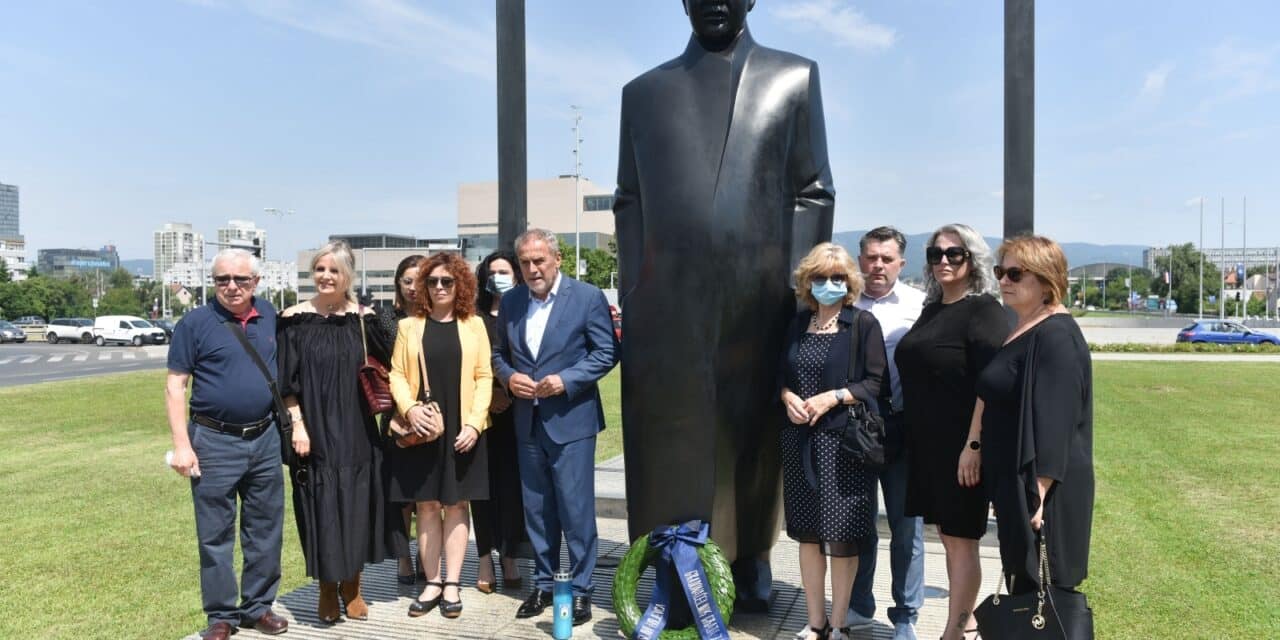 Bandić s obitelji Veceslava Holjevca  položio vijenac na njegov spomenik