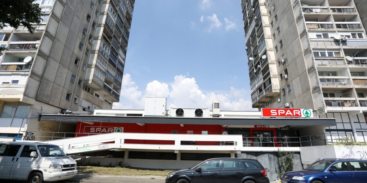 Zagreb: Starija gospođa pala s balkon na krov trgovine