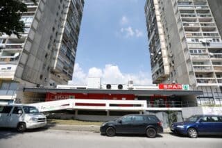 Zagreb: Starija gospođa pala s balkon na krov trgovine