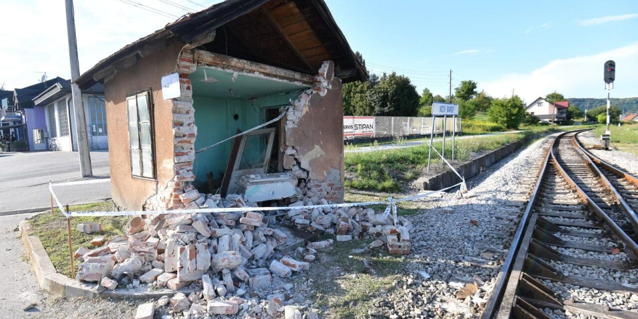 Novi Marof: Vlak naletio na automobil i bacio ga na skretničarsku kućicu