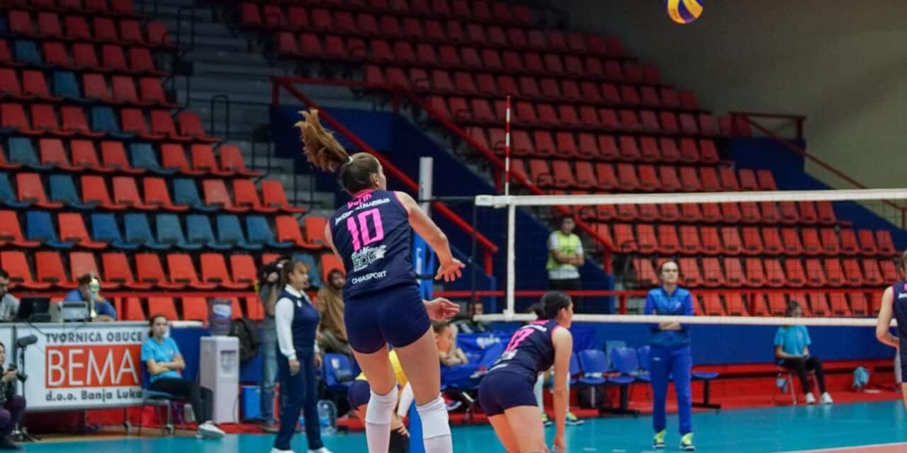 Dinka Kulic (Mladost)  servira