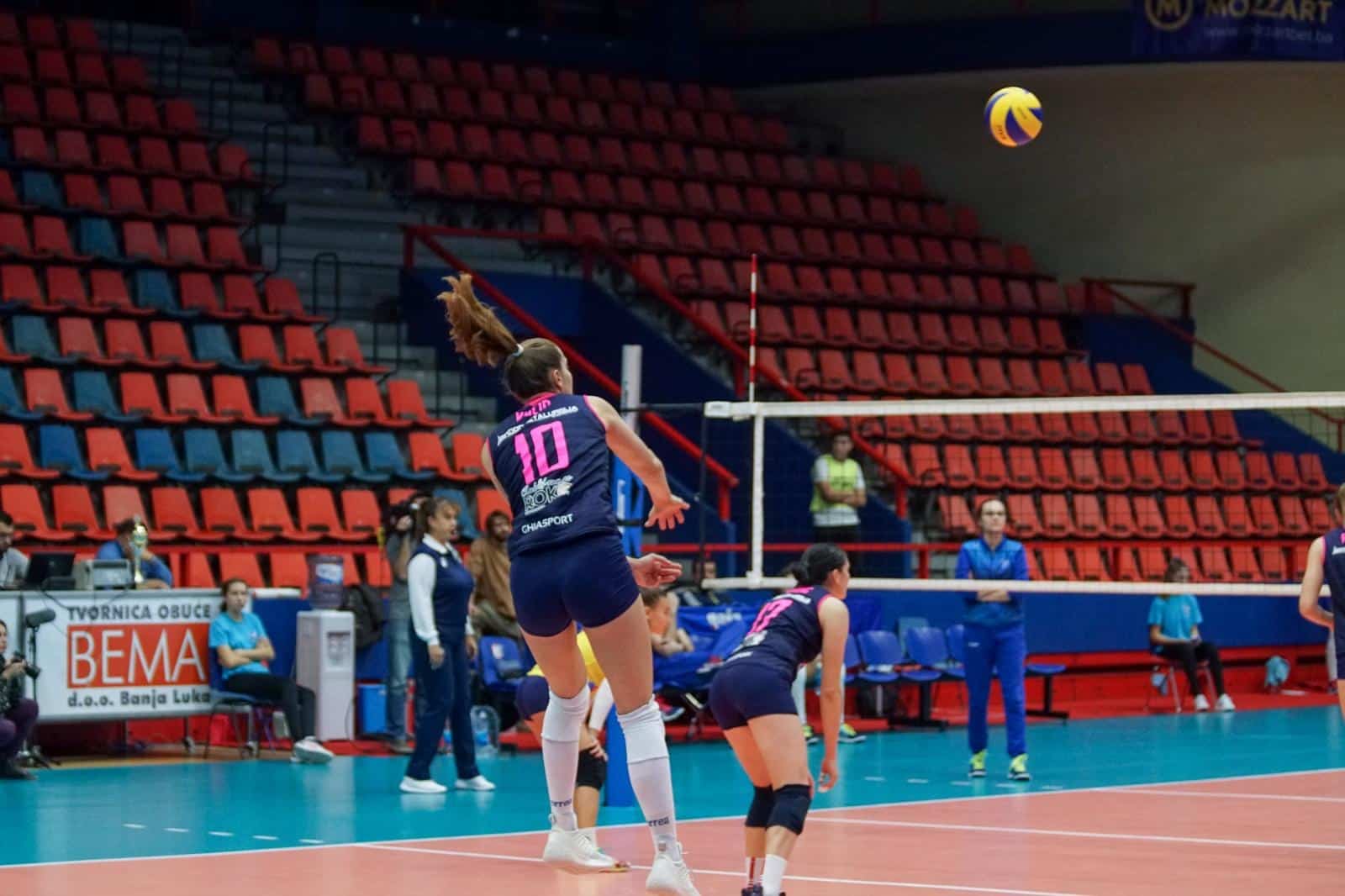 Dinka Kulic (Mladost) servira