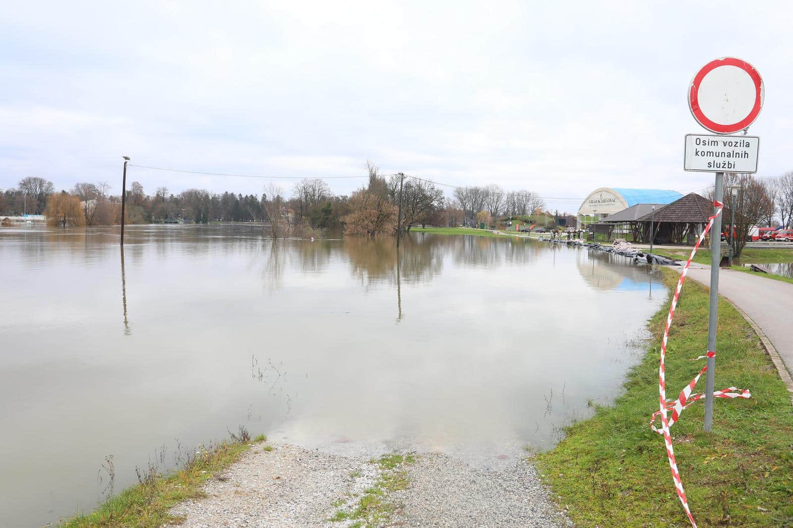 Karlovac: Rijeka Korana izlila se iz korita, na snazi su izvanredne mjere obrane od poplava