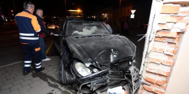 Karlovac: Bježeći od policije zabio se mercedesom u poslovni prostor