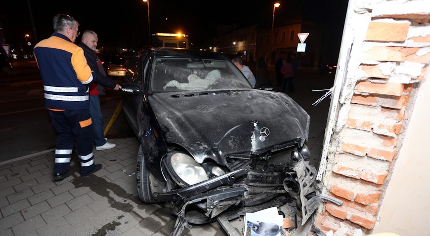 Karlovac: Bježeći od policije zabio se mercedesom u poslovni prostor