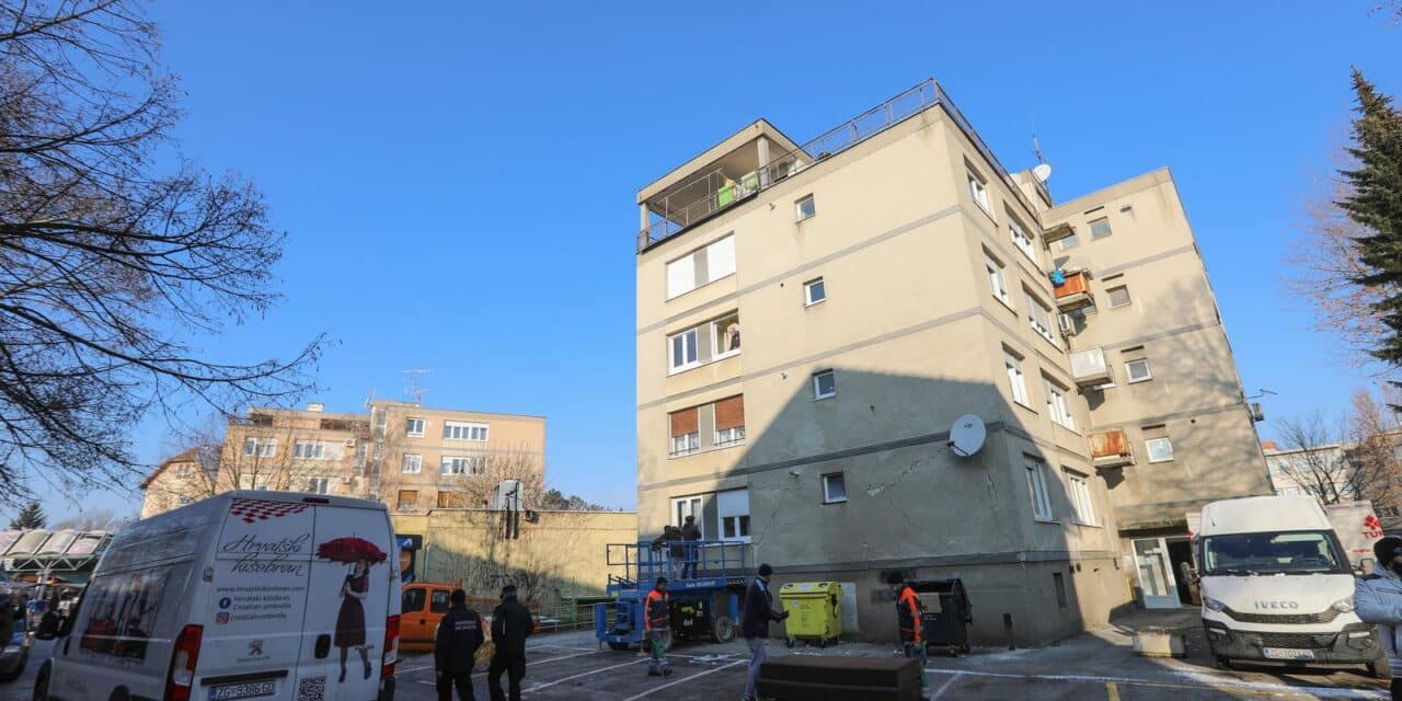 Zaprešić: Stanari vozilom s platformom sele stvari kroz prozore jer stubište nije sigurno