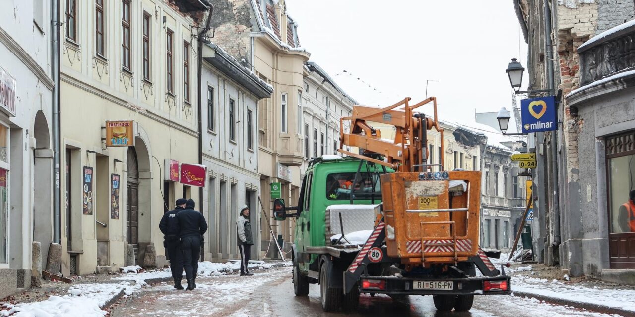 Gradska svakodnevica u razrušenoj Petrinji u teškim zimskim uvjetima