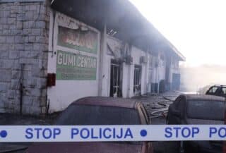 Noćna buktinja u Splitu: Veliki požar izbio u skladištu automobilskih guma