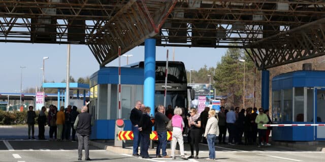 Policija i sanitarci  pregledavaju  putnike na graničnom prijelazu Rupa