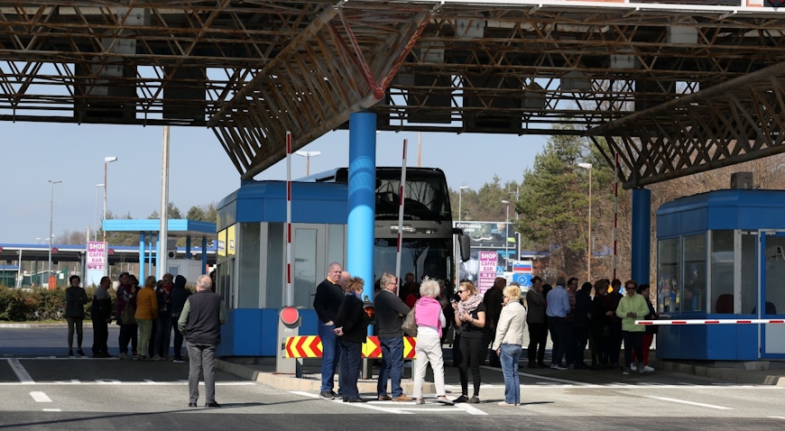 Policija i sanitarci pregledavaju putnike na graničnom prijelazu Rupa