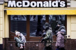 Naoružana vojna patrola ispred McDonald’s restorana u Lvivu