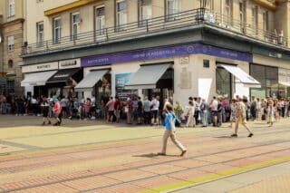 Gužve u centru Zagreba: Građani pohrlili u banku kako bi kupili kovanicu s motivom Pelješkog mosta