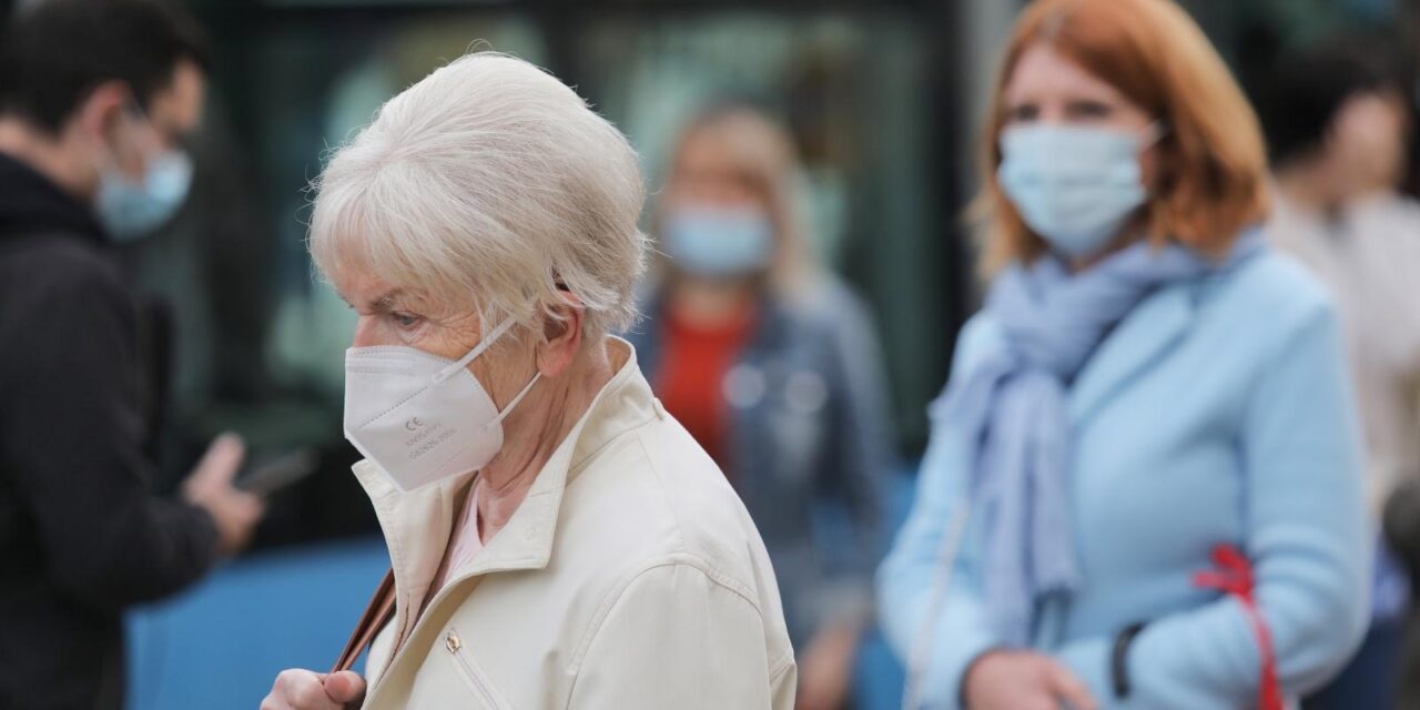 Zagreb: Nakon rekordnih brojki  novozaraženih sve više građana nosi maske i na otvorenom