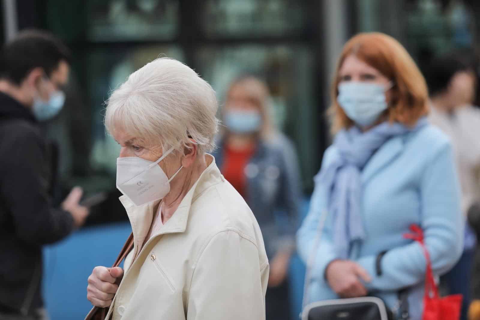 Zagreb: Nakon rekordnih brojki novozaraženih sve više građana nosi maske i na otvorenom