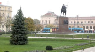 Zagreb: Na Tomislavcu započeli radovi na postavljanju adventskog klizališta