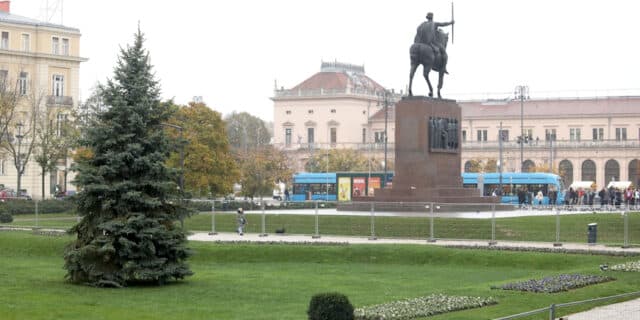 Zagreb: Na Tomislavcu započeli radovi na postavljanju adventskog klizališta