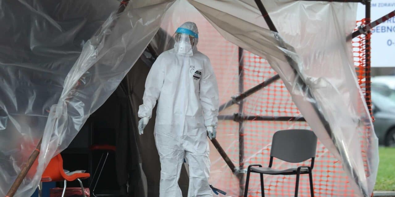 Zagreb: Građani se testiraju na koronavirus u drive in ambulanti u Sigetu