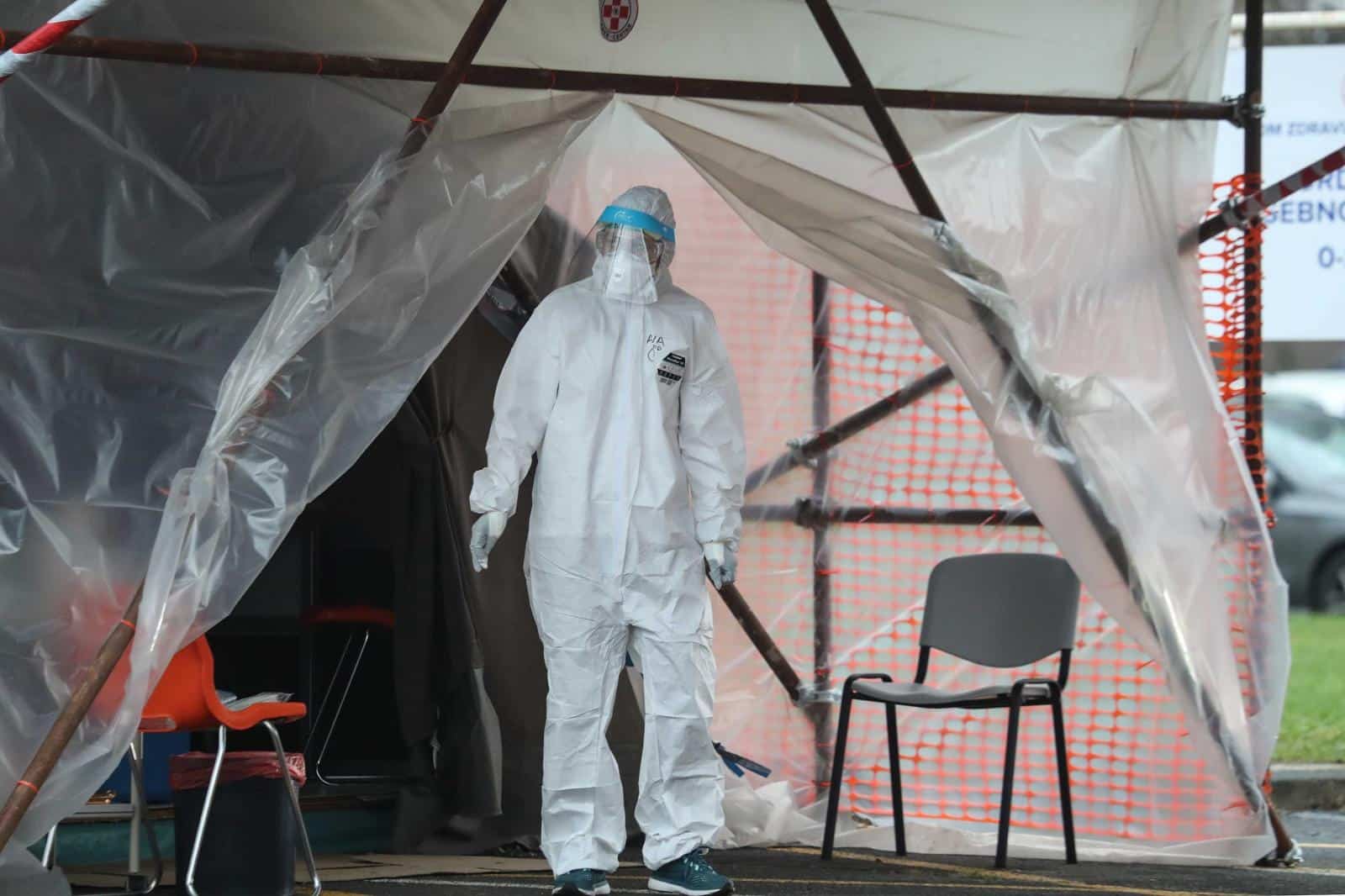 Zagreb: Građani se testiraju na koronavirus u drive in ambulanti u Sigetu