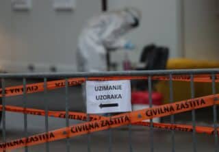Zagreb: Građani se testiraju na koronavirus u drive in ambulanti u Sigetu