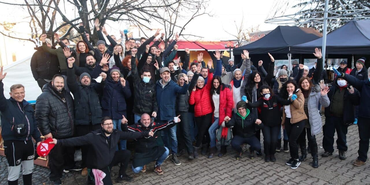 Grupna fotografija kuhara volontera uoči odlaska iz Petrinje