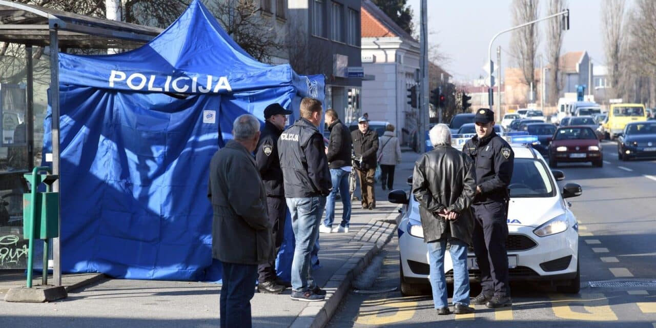Policijski očevid na autobusnoj stanici u Sesvetama gdje je pronađeno tijelo muškarca