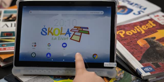 Školarci će tijekom sljedećih dana pratiti nastavu putem tableta