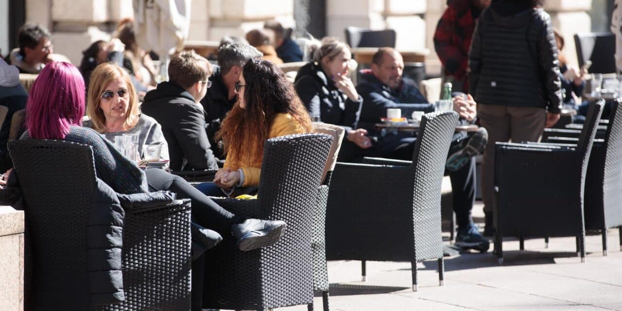Sunčani dan napunio riječke terase