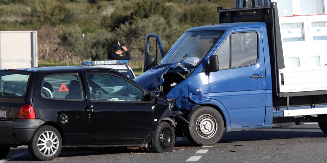 Šibenik: Jedna osoba ozlijeđena u sudaru teretnog i osobnog vozila