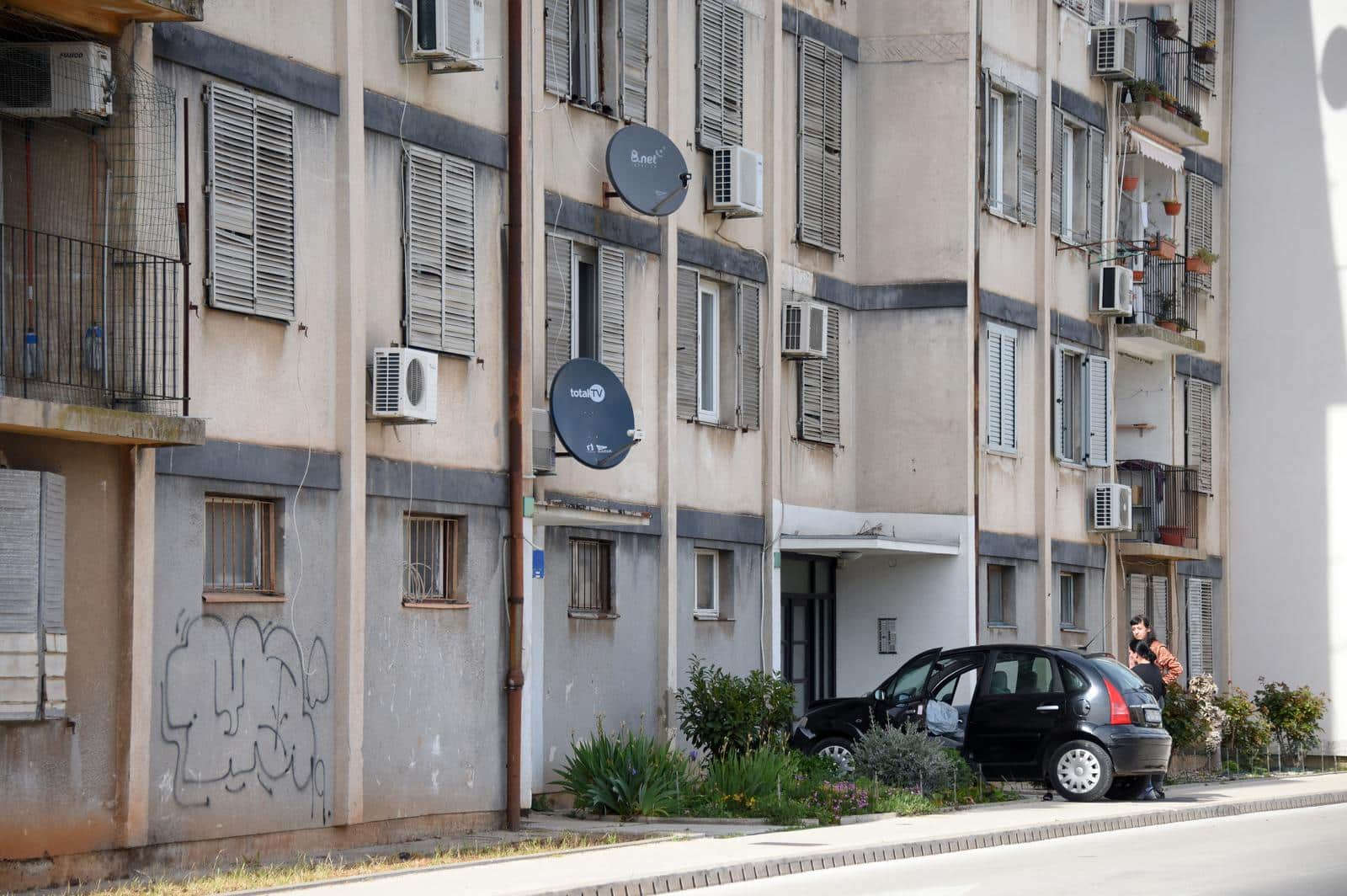 Pula: Zbog neprilagođene brzine zabila se u prizemlje stambene zgrade