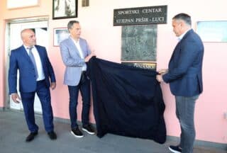 Manifestacija otkrivanja spomen ploče i mijenjanja imena sportskog centra ”Krčevine” u ”Sportski centar – Stjepan Pršir Luci”.