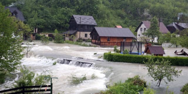 Nabujala rijeka Korana odsjekla selo Korana