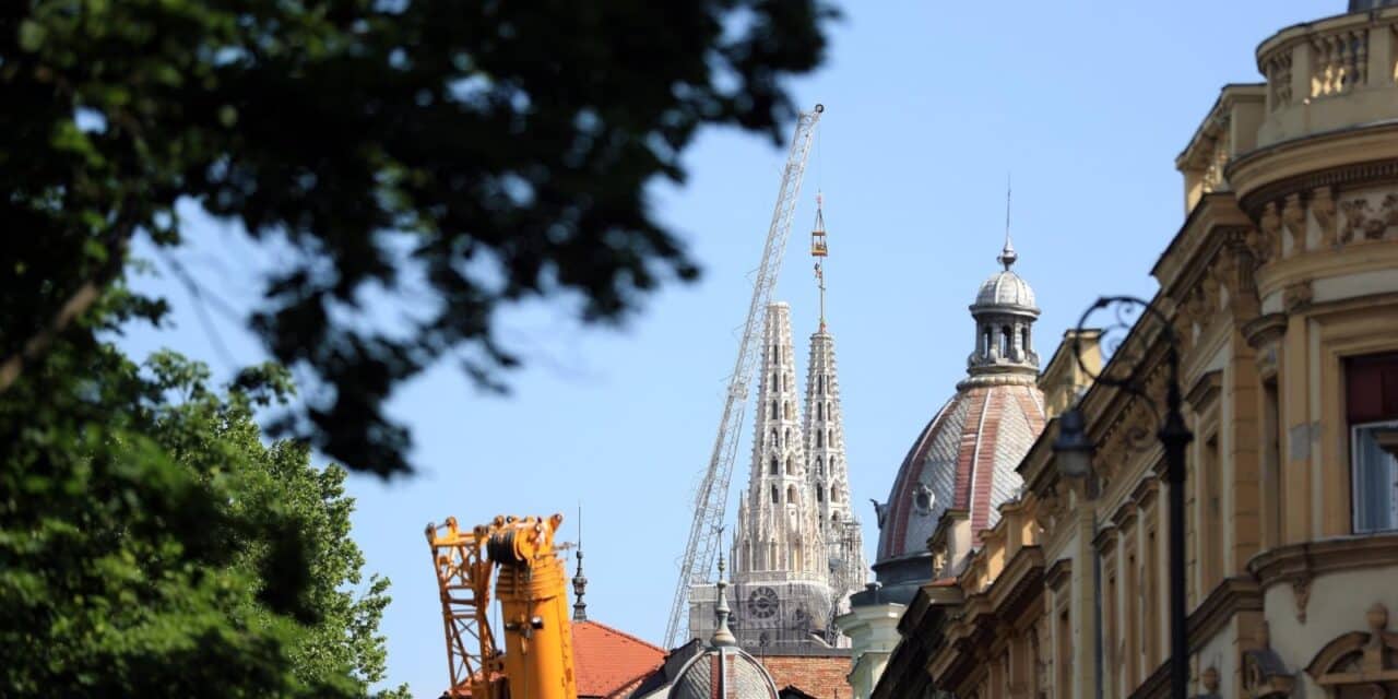 Zagreb: Postavljanje križeva na zagrebačku katedralu