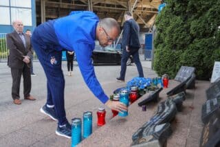 Nogometaši i uprava Dinama zapalili svijeće na spomeniku poginulim navijačima u Domovinskom ratu