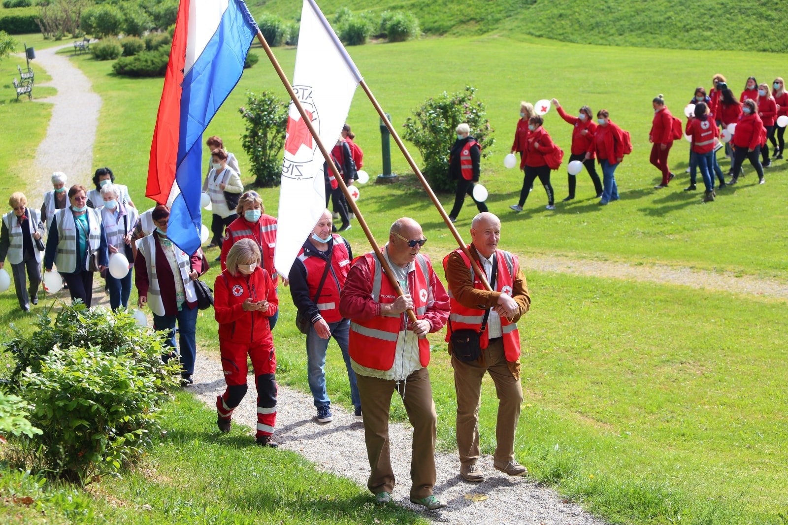 Volonteri i djelatnici Crvenog križa Karlovac snimili zajedničku fotografiju