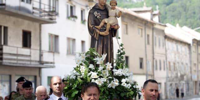 Velikom procesijom u Kninu obilježen blagdan Svetog Antuna Padovanskog