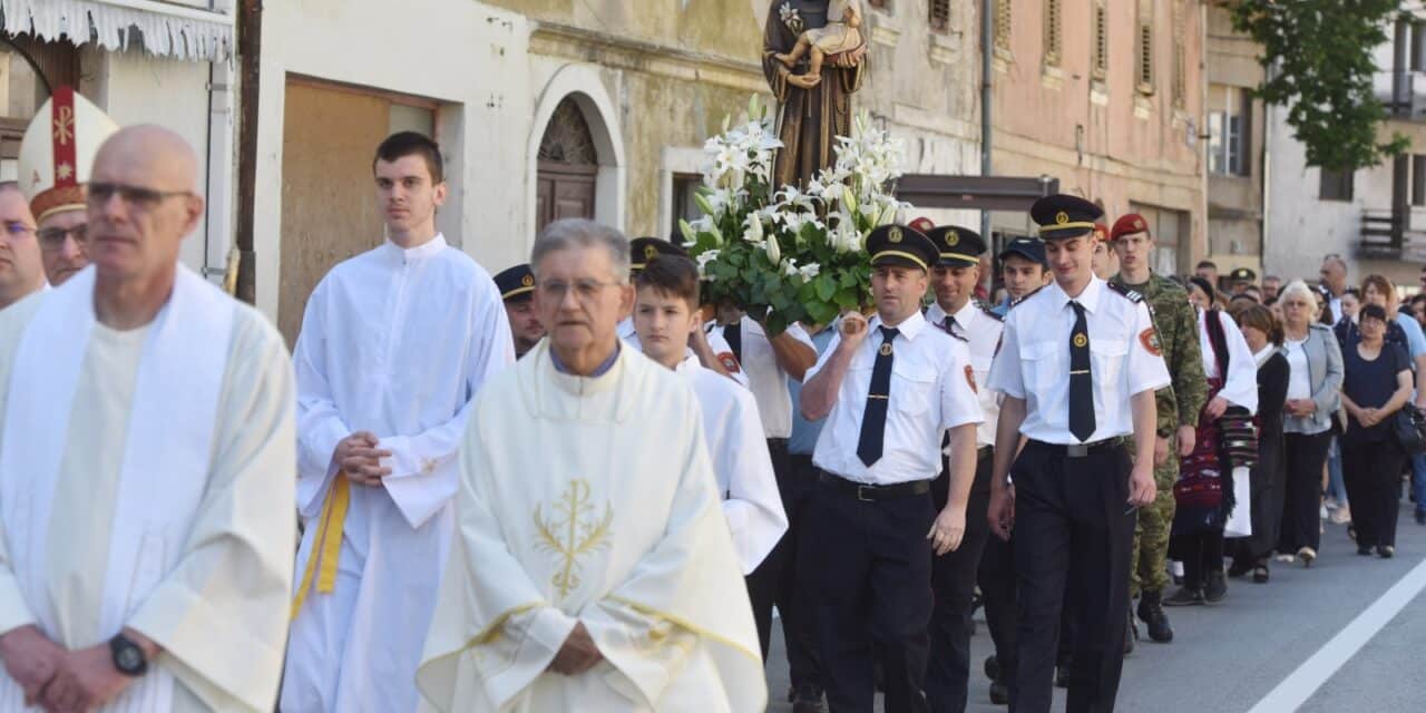 Velikom procesijom u Kninu obilježen blagdan Svetog Antuna Padovanskog