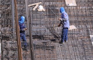 Split: Radnici u improviziranoj zaštiti od sunca dok obavljaju poslove armiranja