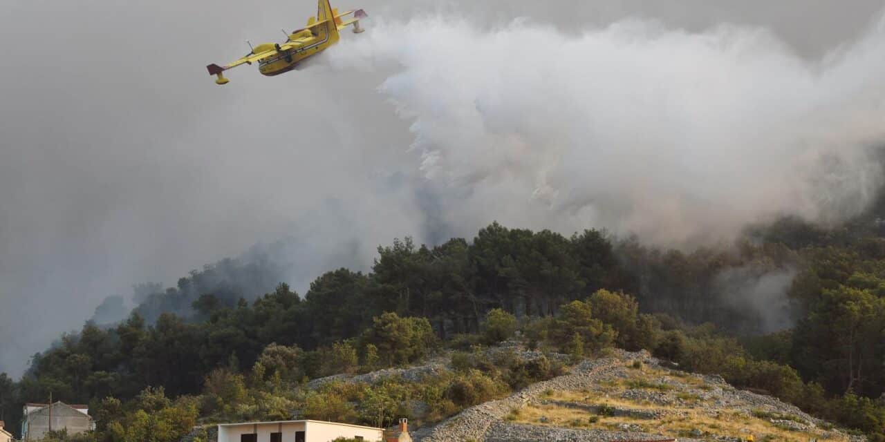 Požar koji je izbio kod Vodica širi se prema Zatonu, kanader pomaže u gašenju