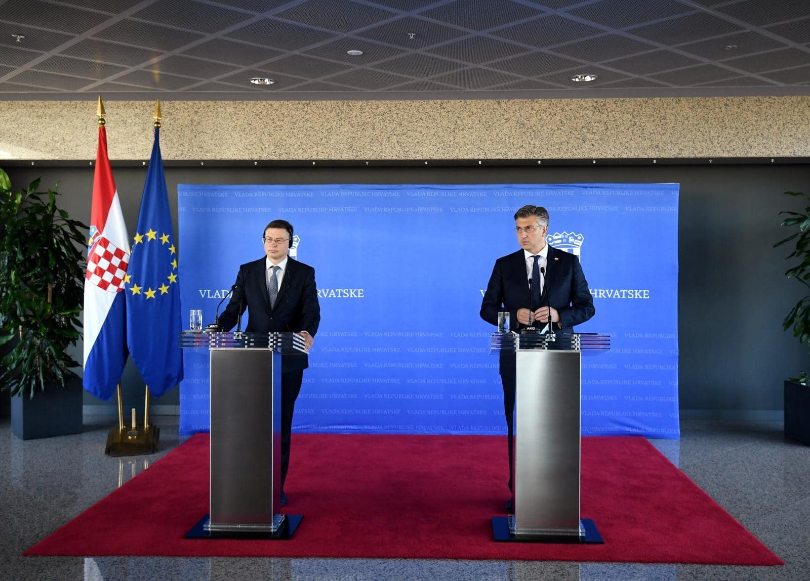 Zagreb: Plenković i Dombrovskis obratili se medijima nakon sjednice Nacionalnog vijeća