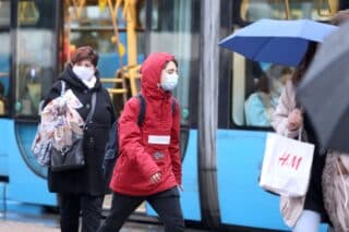 Zagreb: Građani sa zaštitnim maskama na glavnom Trgu i dok čekaju tramvaj