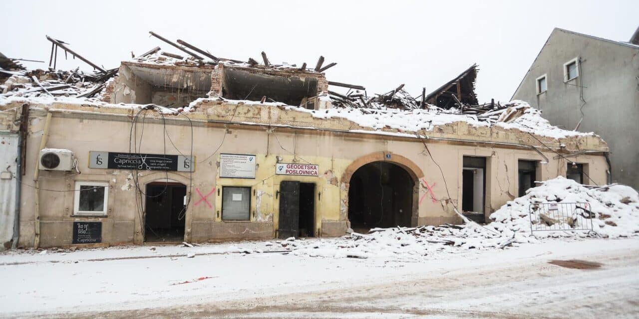 Razrušeni centar Petrinje pdo snijegom