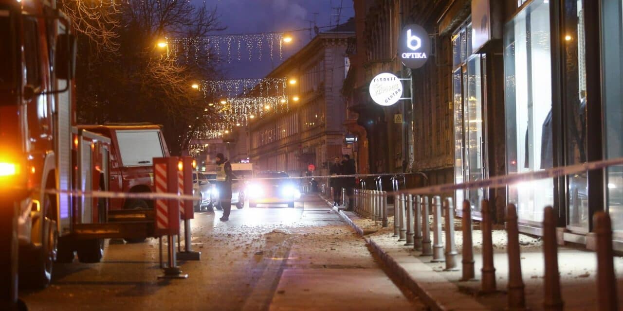 Policija i vatrogasci na terenu nakon što se dio fasade urušio u Hebrangovoj ulici
