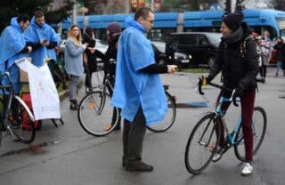 Zagreb: Povodom Međunarodnog dana zimskog bicikliranja na posao biciklistima dijeljen doručak
