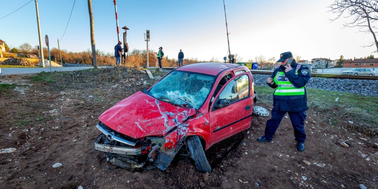 U Svetom Petru u šumi automobilom podletio pod vlak