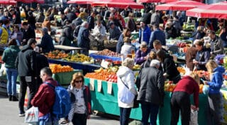 Zagreb: Usprkos upozorenjima, velika gužva na tržnici Dolac