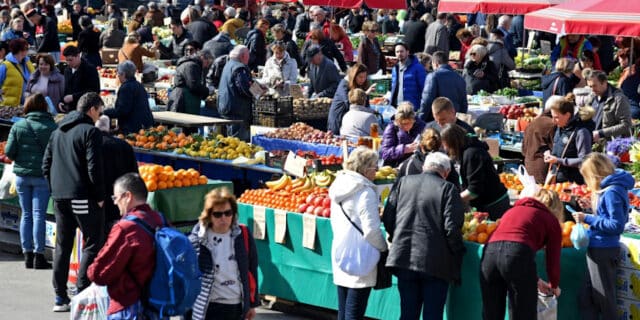 Zagreb: Usprkos upozorenjima, velika gužva na tržnici Dolac