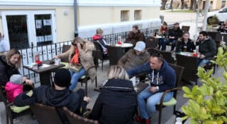 Karlovac: U Kazališnoj kafani organiziran antikorona party