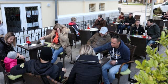 Karlovac: U Kazališnoj kafani organiziran antikorona party